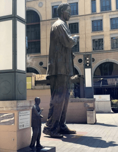 statue of nelson mandela